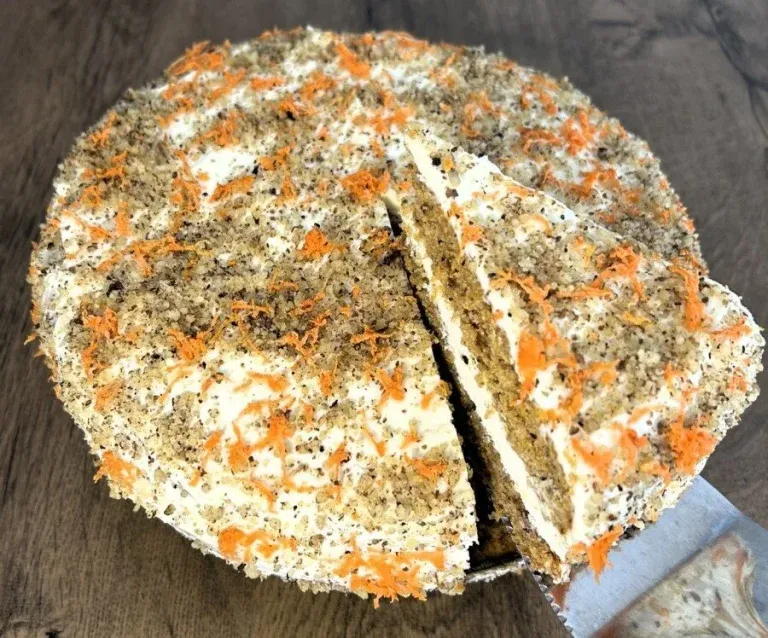 Pune acest delicios tort de morcovi cu crema de branza in frigider